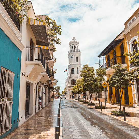 Eine Strasse mit einem Uhrturm im Hintergrund, Santo Domingo, Dominikanische Republik.