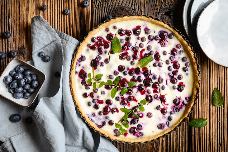 Blaubeer-Käsekuchen mit frischen Blaubeeren, serviert bei Finnland Kultur & Leute.