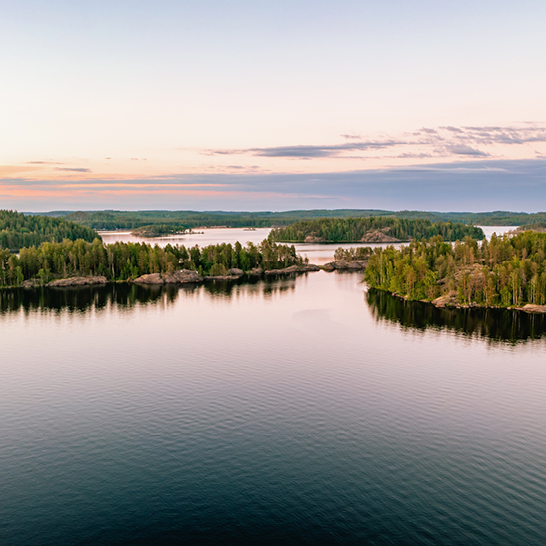 Luftaufnahme des Lappeenranta-Sees in Finnland, Teil der Saimaa Seenplatte, umgeben von Wäldern und Hügeln.