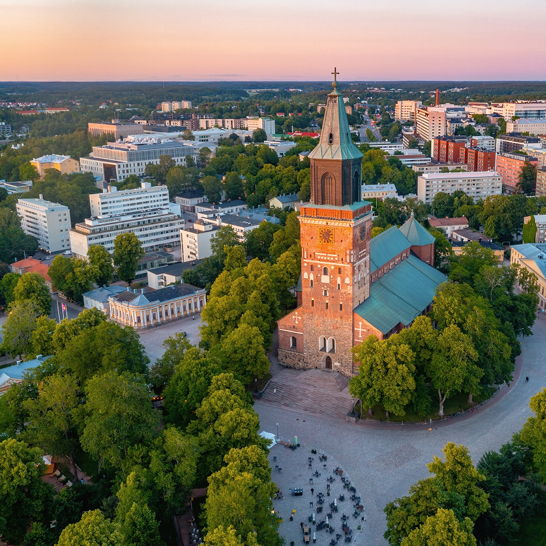 Luftaufnahme der Kathedrale in Tallinn, Finnland, mit Blick auf die historische Architektur und die umliegende Stadt.