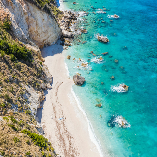 Luftaufnahme des Strandes und der Klippen der Insel Zakynthos in Griechenland, ein wahres Inselparadies.