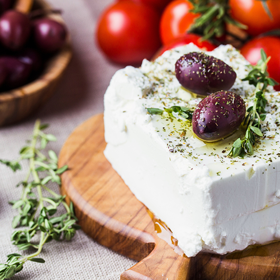 Griechischer Joghurt mit Oliven und Tomaten, verfeinert mit mediterranen Aromen.