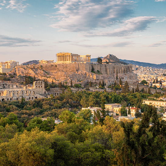Die Akropolis von Athen, Griechenland, mit dem Parthenon und antiken Ruinen vor einem klaren blauen Himmel.