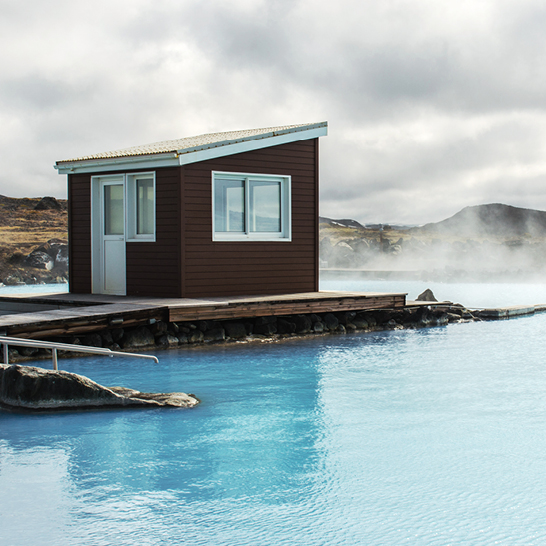 Ein kleines Haus auf einem Steg, umgeben von Wasser auf der Insel Bláa Lónið.