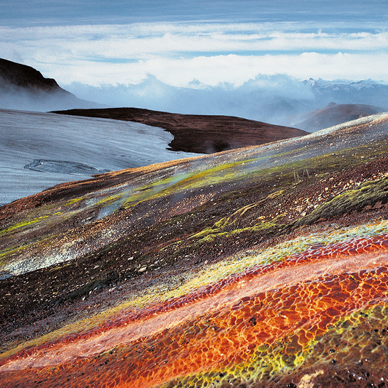 unte Landschaft mit einem majestätischen Berg in Landmannalaugar, Island.