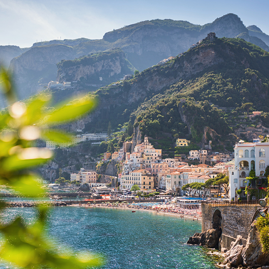 Atemberaubende Aussicht auf die Amalfiküste in Italien mit bunten Häusern und klarem blauen Wasser.