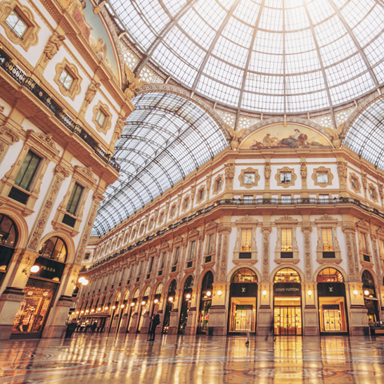 Innenansicht eines grossen Gebäudes mit einer beeindruckenden Kuppel, die italienisches Handwerk zeigt.