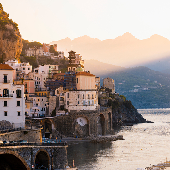 Ein ruhiger Wasserbereich mit sanften Wellen, umgeben von einer kontrastreichen Küstenlandschaft.
