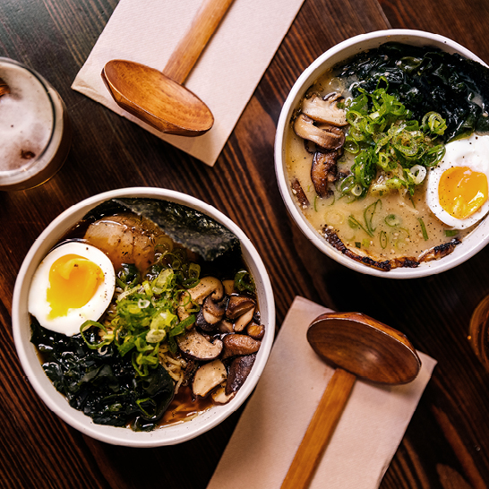 Zwei Schalen Ramen mit Pilzen und einem Ei, serviert im Paradies Foodies in Japan.