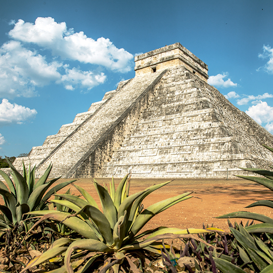 Eine grosse Pyramide mit einem massiven Steinfundament, Teil der Karibik Mayakultur.