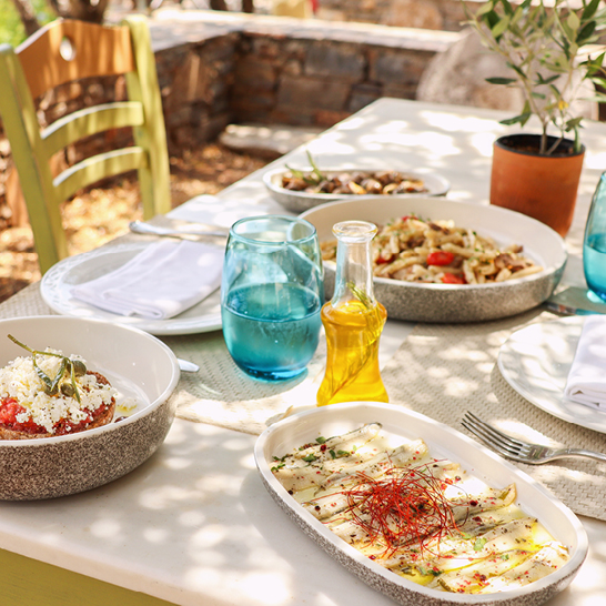 Ein Tisch mit verschiedenen köstlichen Speisen, typisch für die griechische Insel Kreta.