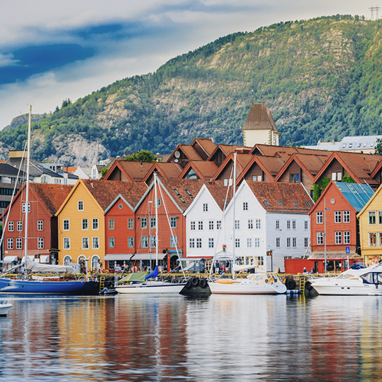 Ein Hafen in Bergen mit bunten Gebäuden und vielen Booten.