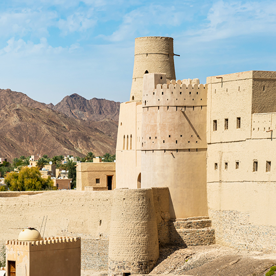 Bahla Fort in Oman, ein imposantes Gebäude mit einem markanten Turm.