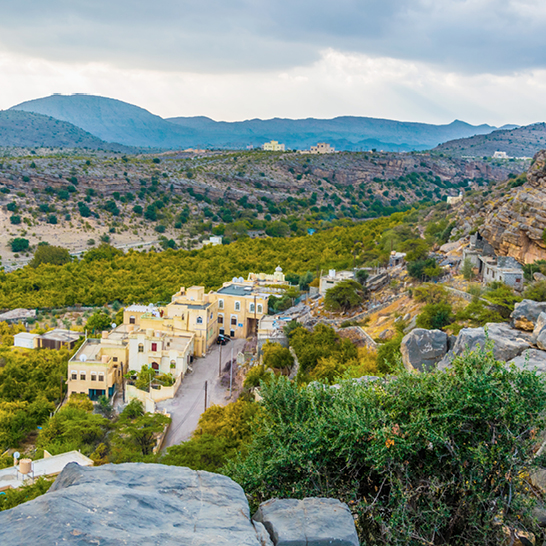 Majestätische Felsformation im Jebel Akhdar, Oman, umgeben von atemberaubender Landschaft und Natur.
