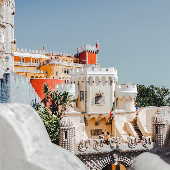 Eine beeindruckende Burg mit einem Uhrturm und einer gut sichtbaren Uhr.
