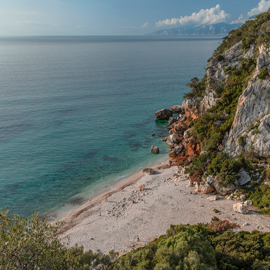Ein Boot liegt am Strand neben einer Klippe in Orosei, umgeben von sanften Wellen und klarem Himmel.