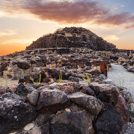 Grosse Felsformation von Su Naraxi, beeindruckende natürliche Struktur in der Landschaft.
