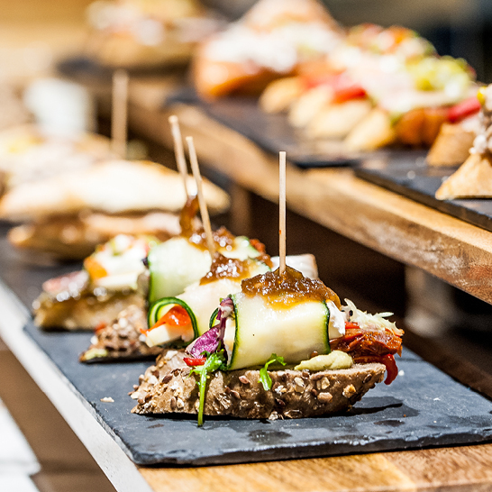 Eine Reihe von Sandwiches auf einem Tablett, serviert im Baskenland.