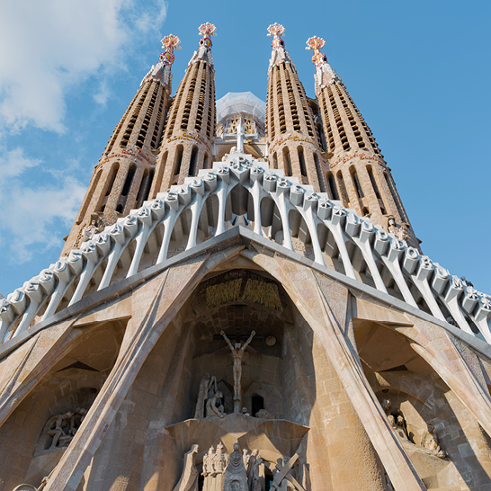 Sagrada Familia in Barcelona, geschmückt mit kunstvollen Statuen.