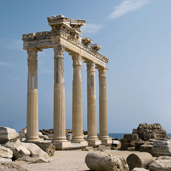 Monumentale Steinstruktur, die das historische Erbe der Türkei repräsentiert, vor einer malerischen Kulisse.