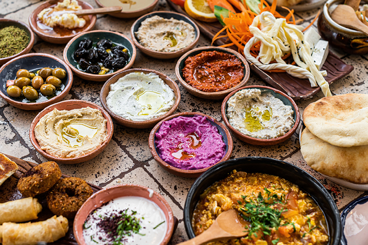  Ein Tisch voller türkischer Spezialitäten, darunter verschiedene Gerichte und Beilagen, die zum Teilen einladen.
