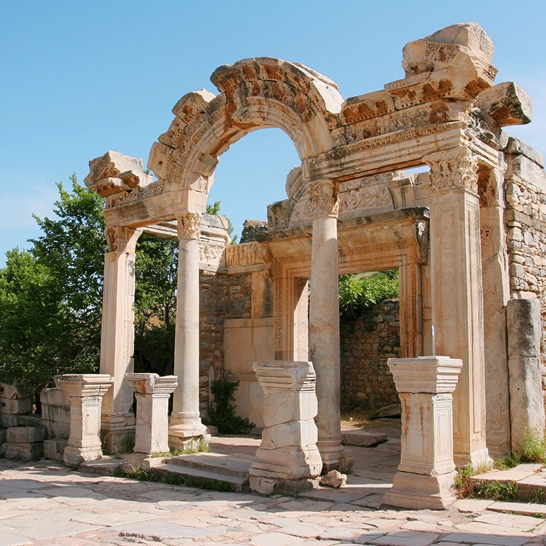 Ruinen von Ephesus in der Türkei, beeindruckende antike Architektur und historische Stätten in der Sonne.