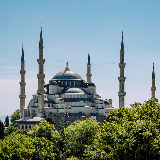 Grosses Gebäude mit vielen Türmen und einer Uhr, das die Skyline von Istanbul prägt.