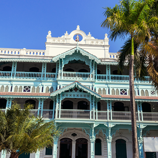 Monumentales Gebäude mit Uhr in Stone Town, Tansania.
