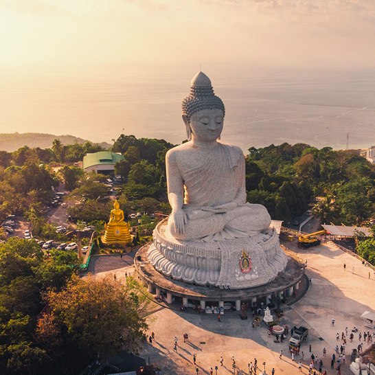 Die grösste Buddha-Statue der Welt in Thailand, majestätisch und beeindruckend, umgeben von einer friedlichen Landschaft.