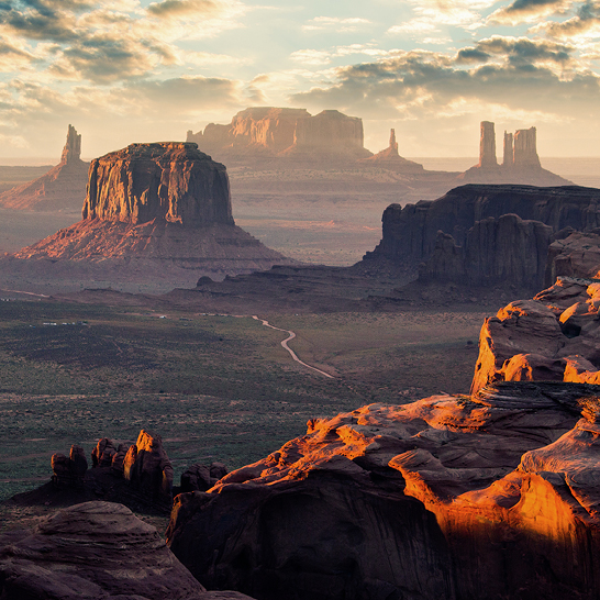 Eine grosse Felsformation im Wilden Westen der USA, beeindruckend und majestätisch in der Landschaft.
