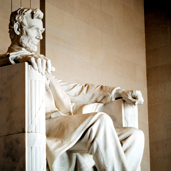 Statue von Abraham Lincoln in Washington DC, zeigt den Präsidenten in nachdenklicher Pose.