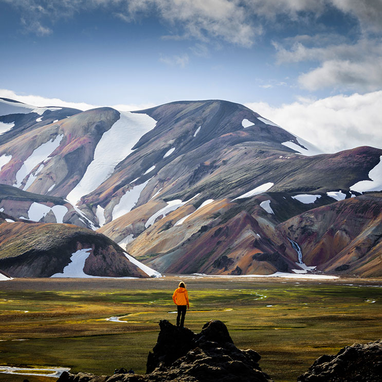 Nordische Landschaften: Majestätische Berge und ein klarer Himmel. 