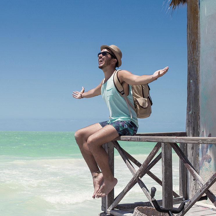 Ein junger Mann, der die Ruhe des Meeres geniesst. 