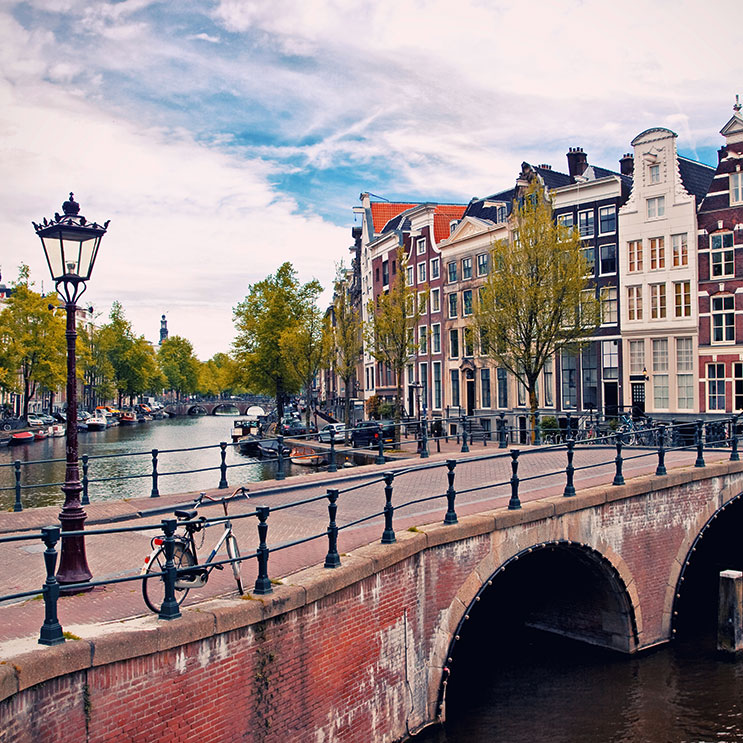 Amsterdam: Malerische Kanäle, bunte Häuser, Fahrräder und eine entspannte Atmosphäre in der niederländischen Hauptstadt.