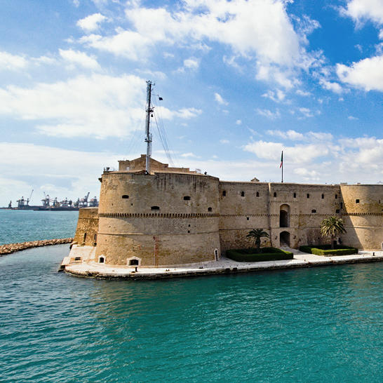 Aragonische Burg von Taranto und Drehbrücke über den Kanal zwischen dem Großen und dem Kleinen Meer, Apulien, Italien, blauer sonniger Himmel.