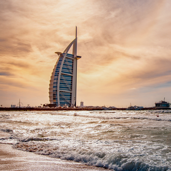 Sonnenuntergang am Strand von Dubai – ein ikonischer Ort.
