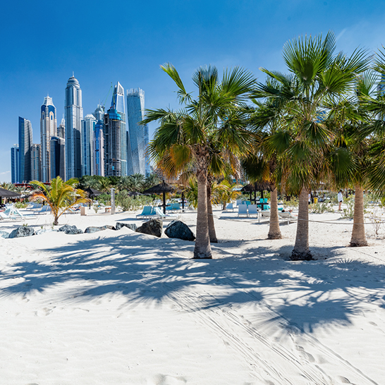 Dubai Jumeirah Beach mit Marina-Wolkenkratzern in den Vereinigten Arabischen Emiraten.