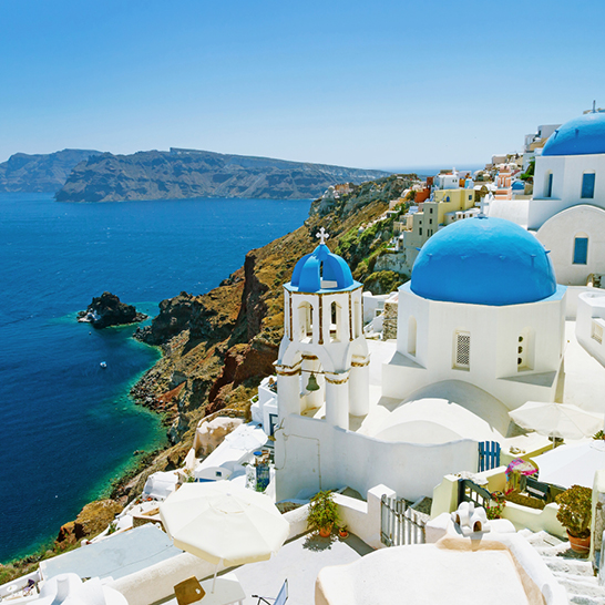 Blick auf die blauen Kuppeln eines weissen Gebäudes auf der griechischen Insel Santorini.