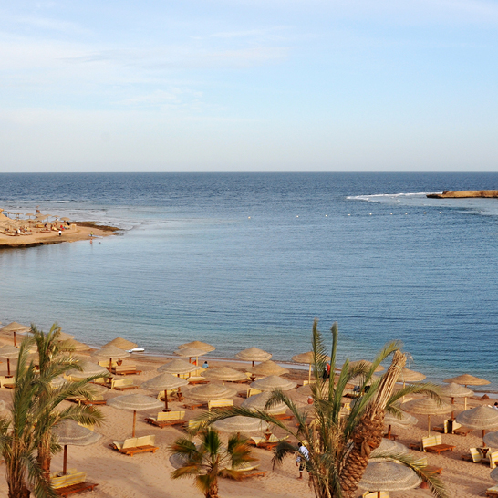 Das Wasser in Hurghada Makadi Bay strahlt in einem schönen Blau.