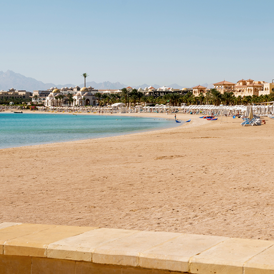 Blauer Ozean in Hurghada Sahl Hasheesh, der die Schönheit des Wassers zeigt.