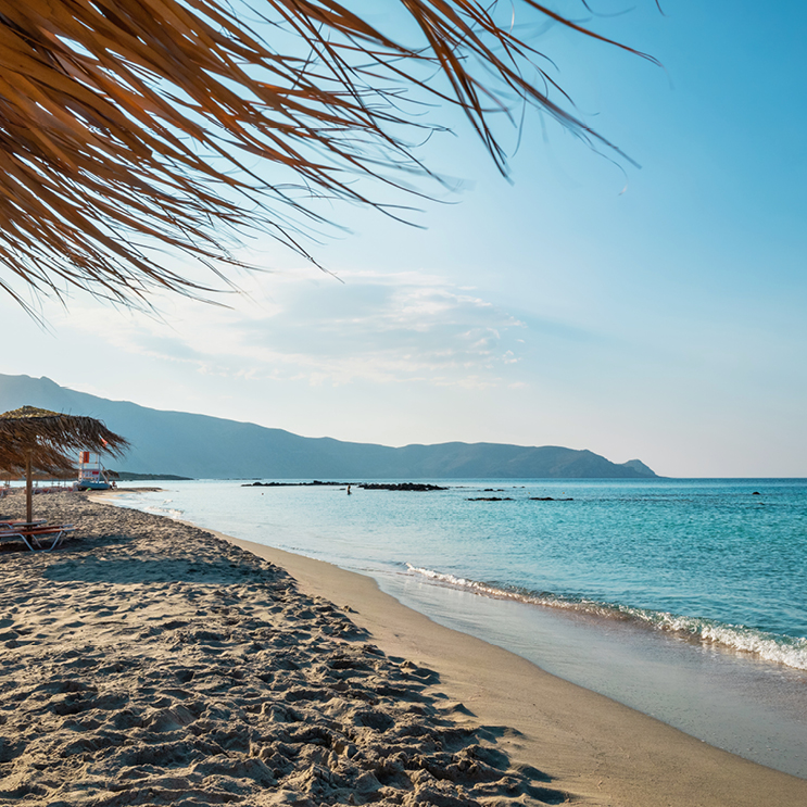 Bunte Häuser, klares Wasser und azurblauer Himmel auf Kreta.