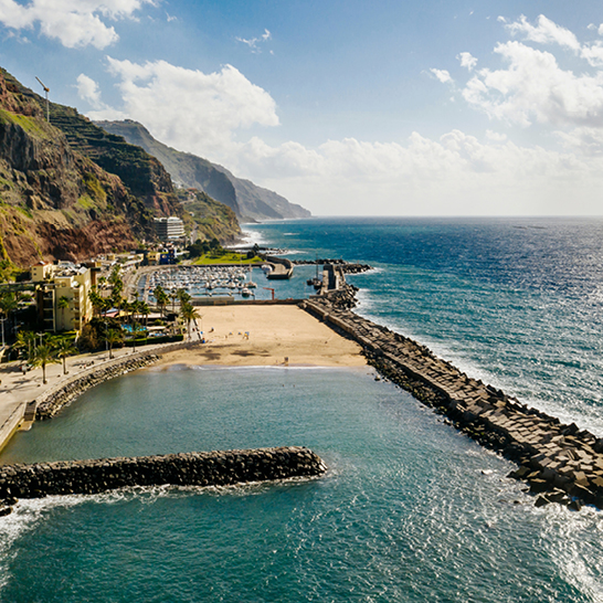 Praia da Calheta - plage naturelle sur l'île de Madère, Portugal.