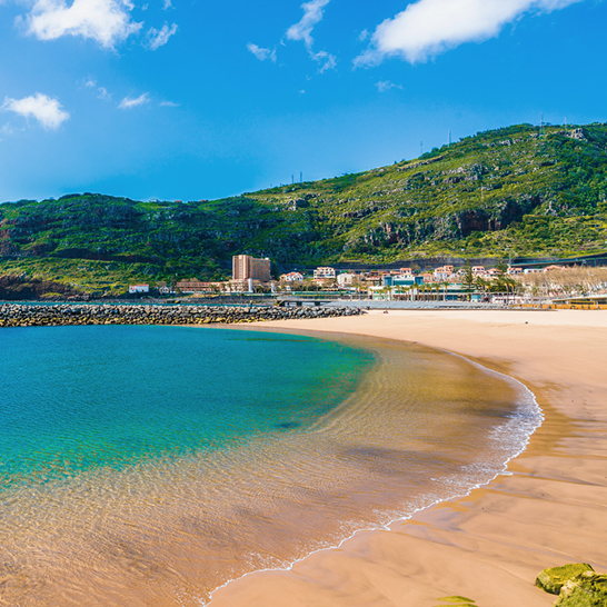 Plage de la baie de Machico, île de Madère, Portugal.