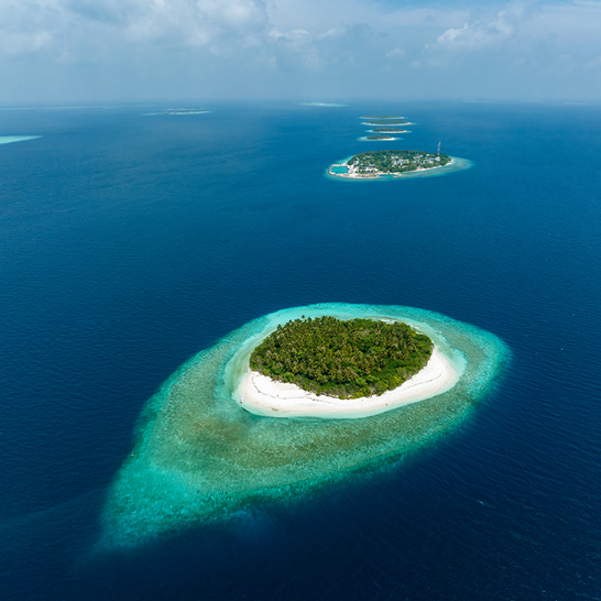Luftaufnahme einer tropischen Insel im Baa-Atoll, Malediven.
