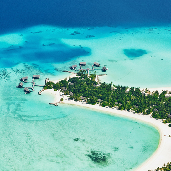 Luftaufnahme einer Malediven-Insel im Raa-Atoll.