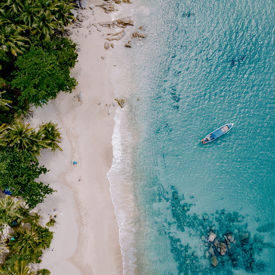 Banana Beach, Phuket, Thailand, ein schöner tropischer Strand mit Palmen auf der Insel Phuket, Thailand, Banana Beach In Choeng Thale, Thalang, Provinz Phuket, Thailand.