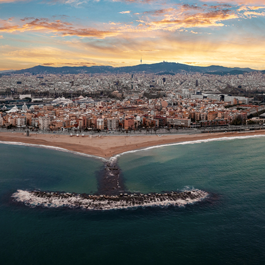 Luftaufnahme des zentralen Strandes von Barcelona Sant Miquel Sebastian Plage Stadtteil La Barceloneta und Hafen Katalonien.