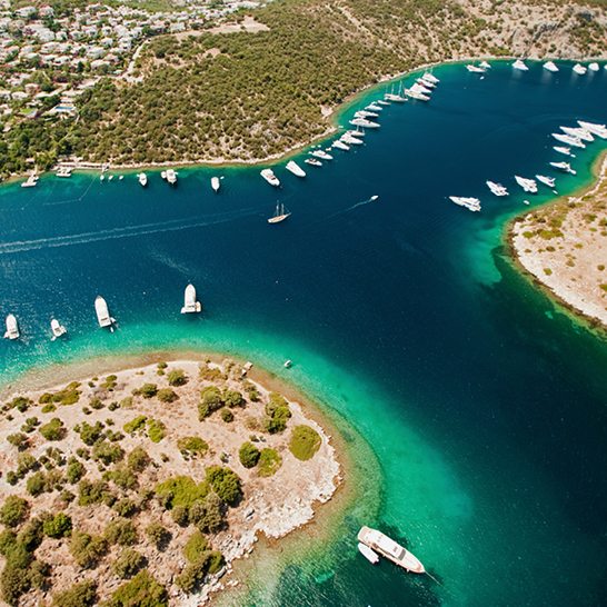 Blick auf eine Bucht mit vielen Booten, ideal für Badeferien in Bodrum.