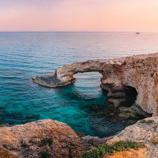 Sonnenuntergang an der Küste von Ayia Napa, Zypern.