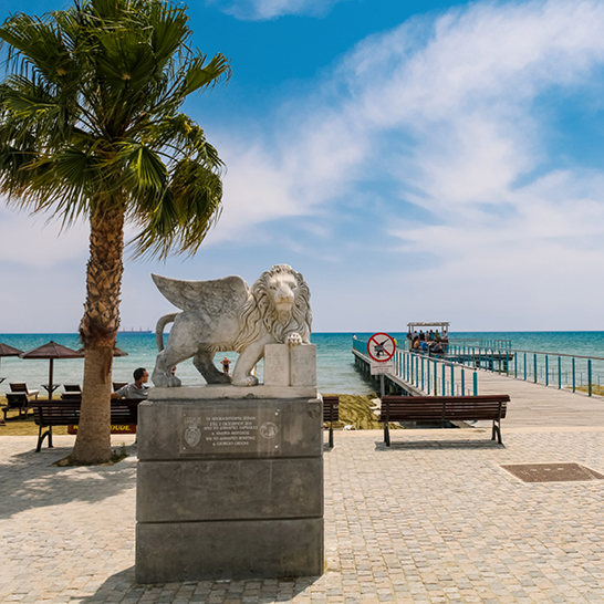 Eine Löwenstatue an der Strandpromenade von Lanarka, Zypern.